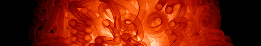 Coaching: leuchtend rote Schlingen einer Papierlampe